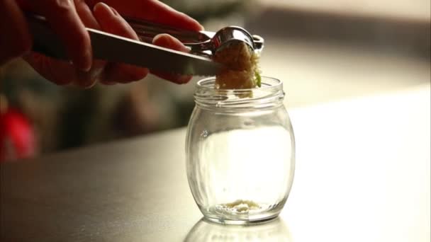 Handgefertigte Salatsoße Kleinen Glas Mit Knoblauchöl — Stockvideo
