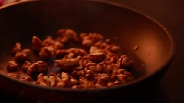 パンでベーキングウォルナッツのクローズアップストックビデオ — ストック動画