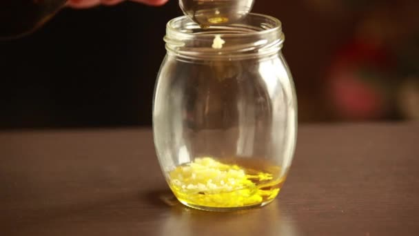 女子手工制作的沙律在小罐子里用大蒜油做衣服 — 图库视频影像