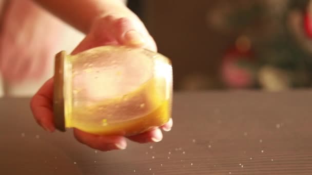 Vrouw Hand Schudden Kleine Pot Maken Vinaigrette Close — Stockvideo