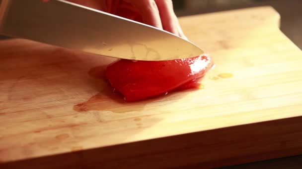 木版特写镜头上的妇女手工切碎罐装红辣椒 — 图库视频影像