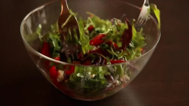 Kadın Eli Kış Salatasını Roka Soğan Konserve Kırmızı Biber Cevizle — Stok video