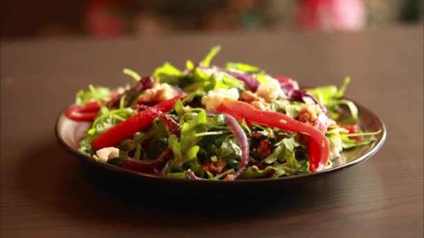Close Rucola Cebola Pimenta Vermelha Enlatada Salada Inverno Nozes — Vídeo de Stock
