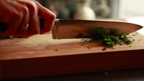 Close Woman Hands Chopping Parsley Wooden Board — Stok Video