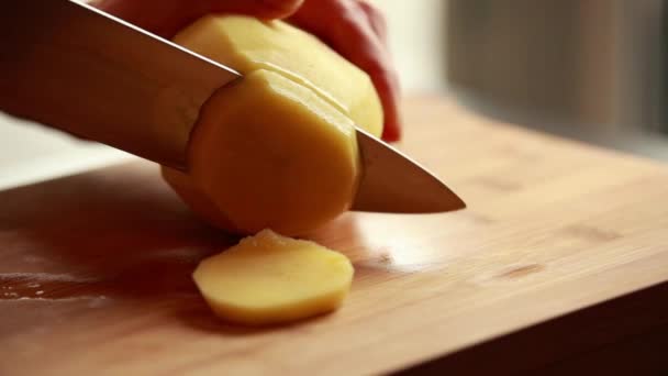 Close Potatoes Cut Circles Wooden Board Culinary Artistry — Vídeo de Stock