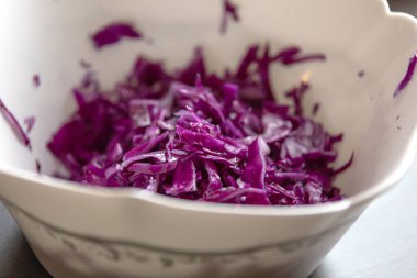 Taze Organik Kesim Kırmızı Lahana Beyaz Salata Kasesine Kapan Renkli ve Besleyici Topluluk