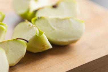 Taze Organik Kesim Yeşil Elma Ahşap Tahtaya Yakın - Çıtır ve Erdemli Dilimleme