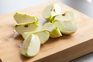 Taze Organik Kesim Yeşil Elma Ahşap Tahtaya Yakın - Çıtır ve Erdemli Dilimleme