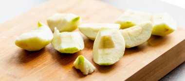 Taze Organik Kesim Yeşil Elma Ahşap Tahtaya Yakın - Çıtır ve Erdemli Dilimleme