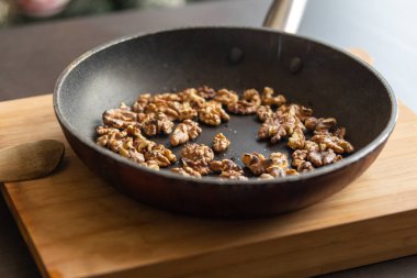 Kavrulmuş Ceviz Tavada - Fındıklı Aroma ve Altın Çıtır