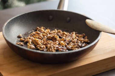 Kavrulmuş Ceviz Tavada - Fındıklı Aroma ve Altın Çıtır