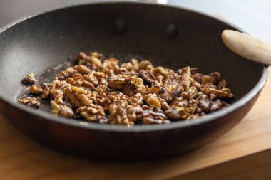 Kavrulmuş Ceviz Tavada - Fındıklı Aroma ve Altın Çıtır