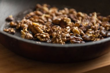 Kavrulmuş Ceviz Tavada - Fındıklı Aroma ve Altın Çıtır