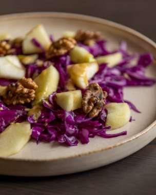 Kırmızı Lahana, Elma ve Cevizli Kış Salatası Kilo Vermek İçin Sağlıklı Yemek