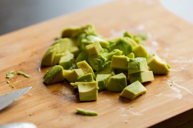 Avokado Küplerini Tahta Tahtaya Kapat - Taze ve Lezzetli Dilimler