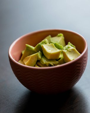 Avokado Küplerini Pembe Küçük Kasede Kapat - Taze ve Canlı Guacamole Hazırlık