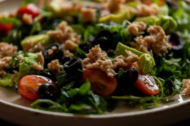 Ton Balığı, Avokado ve Arugula ile Akdeniz Salatası Kilo Vermek İçin Sağlıklı Yeme