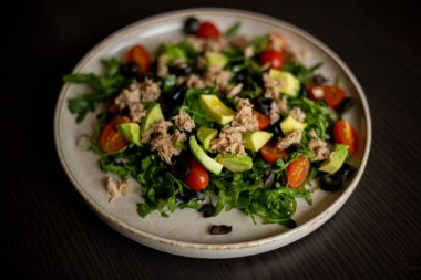 Ton Balığı, Avokado ve Arugula ile Akdeniz Salatası Kilo Vermek İçin Sağlıklı Yeme
