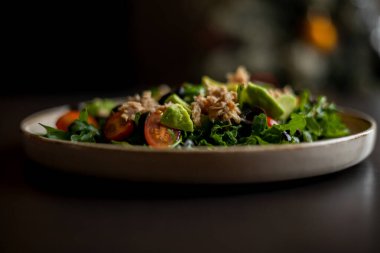 Ton Balığı, Avokado ve Arugula ile Akdeniz Salatası Kilo Vermek İçin Sağlıklı Yeme