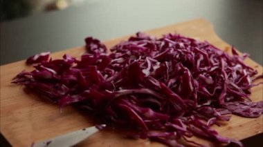 Ahşap Tahtada Kırmızı Lahana Kesen Kadın Elleri Mutfak Hassasiyetinde