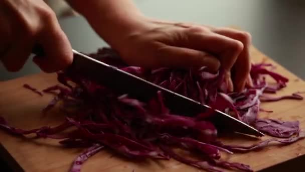 Vrouw Handen Snijden Rode Kool Houten Plank Culinaire Precisie Actie — Stockvideo