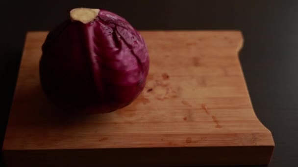Κόκκινο Λάχανο Στο Ξύλινο Συμβούλιο Ζωντανό Μαγειρική Σκηνή Για Τους — Αρχείο Βίντεο