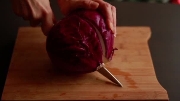 Ahşap Tahtada Kırmızı Lahana Kesen Kadın Elleri Mutfak Hassasiyetinde — Stok video