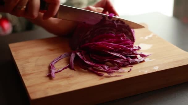 Donna Mani Taglio Affettare Cavolo Rosso Tavola Legno Precisione Culinaria — Video Stock