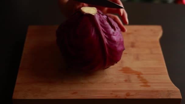 Vrouw Handen Snijden Rode Kool Houten Plank Culinaire Precisie Actie — Stockvideo