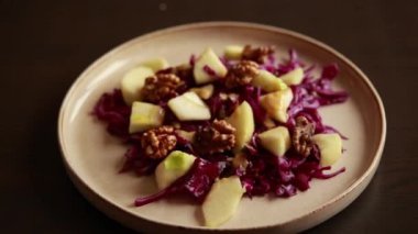 Kırmızı Lahana, Elma ve Cevizli Kış Salatası Kilo Vermek İçin Sağlıklı Yemek