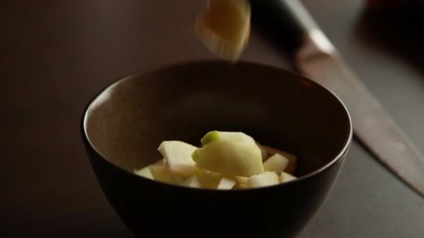 绿苹果放在碗里 闭合在一起 — 图库视频影像