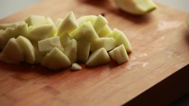 Manzanas Verdes Cubos Tazón Cerca — Vídeos de Stock
