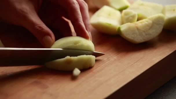 Kvinna Händer Skära Skivning Äpplen Närbild Livsstil Matlagning Aktion — Stockvideo