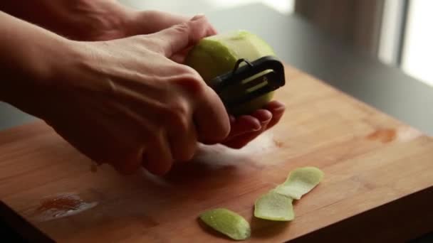 Γυναίκα Χέρια Ξεφλούδισμα Πράσινα Μήλα Κοντά — Αρχείο Βίντεο