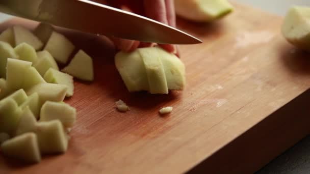 女性の手 スライスリンゴを切断する クローズアップ アクションでライフスタイルクッキング — ストック動画
