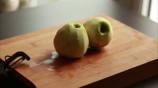 緑のリンゴ 木製板に閉じる 新鮮で活気のある料理 — ストック動画