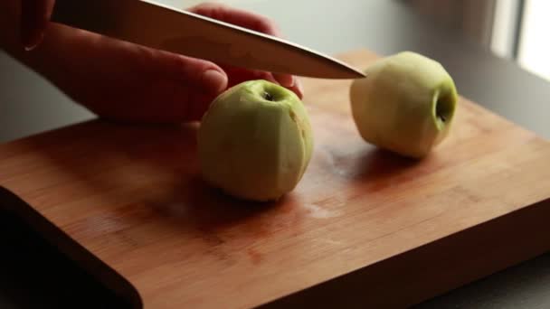 Žena Ruce Krájení Krájení Jablka Zblízka Životní Styl Vaření Akci — Stock video