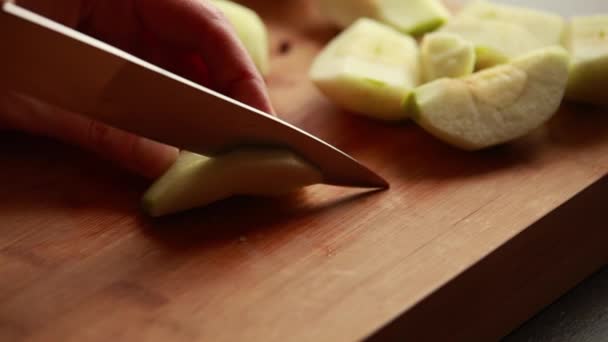 Жіночі Руки Різання Яблук Крупним Планом Спосіб Життя Приготування Їжі — стокове відео