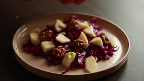 Kırmızı Lahana Elma Cevizli Kış Salatası Kilo Vermek Çin Sağlıklı — Stok video