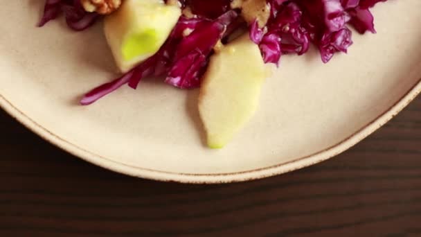 Salada Inverno Com Repolho Vermelho Maçã Nozes Alimentação Saudável Para — Vídeo de Stock