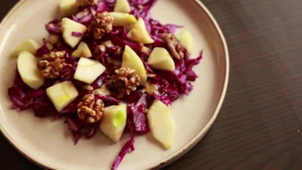 Salade Hiver Chou Rouge Pomme Noix Manger Sainement Pour Perdre — Video