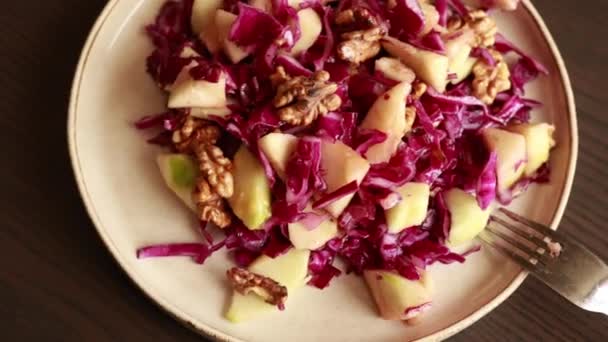 Téli Saláta Vörös Káposztával Almával Dióval Egészséges Fogyókúra — Stock videók
