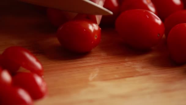 Mulheres Mãos Cortando Tomates Cereja Meio Perto Tábua Madeira — Vídeo de Stock