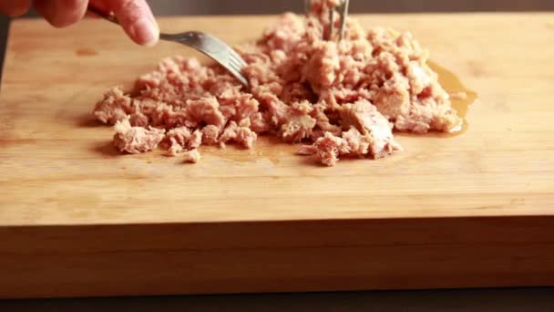 Inggris Savory Delight Shredded Tuna Wooden Board Close — Stok Video