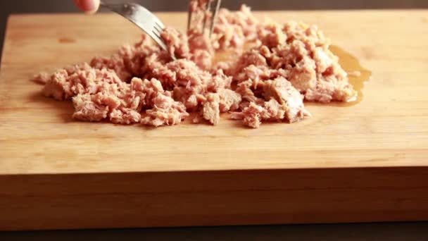 Savory Delight Shredded Tuna Wooden Board Close — Stock Video