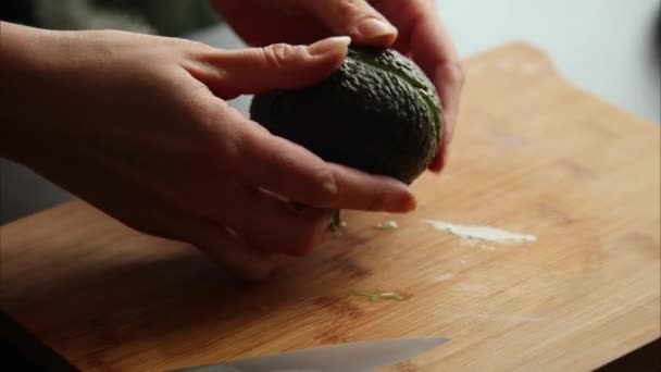 Verse Avocado Houten Plank Close — Stockvideo