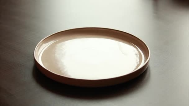 Άδειο Λευκό Πιάτο Σκούρο Ξύλινο Τραπέζι Από Κοντά Minimalist Elegance — Αρχείο Βίντεο