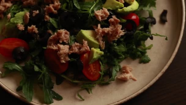 Salada Atum Com Tomate Cereja Rúcula Abacate Perto — Vídeo de Stock