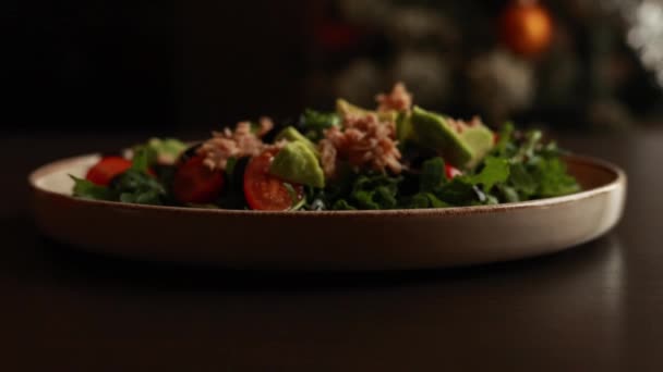 Thunfischsalat Mit Kirschtomaten Rucola Und Avocado Aus Nächster Nähe — Stockvideo