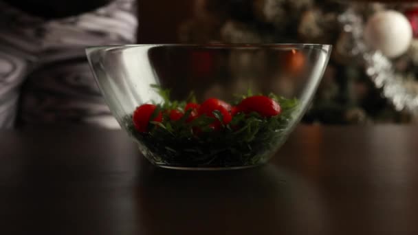 Het Bereiden Van Een Tonijnsalade Met Kerstomaten Arugula Avocado Close — Stockvideo